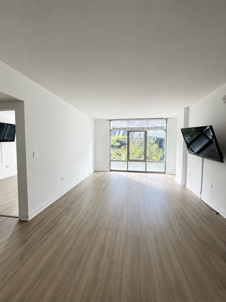 Living Room - 425 W Beech St
