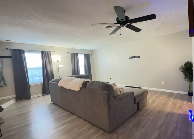 Building Photo - Beautiful 3BR Townhome in Gated Kings Square Community