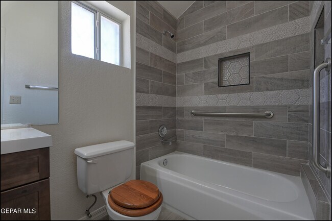 Building Photo - 129 Torrey Pines Dr