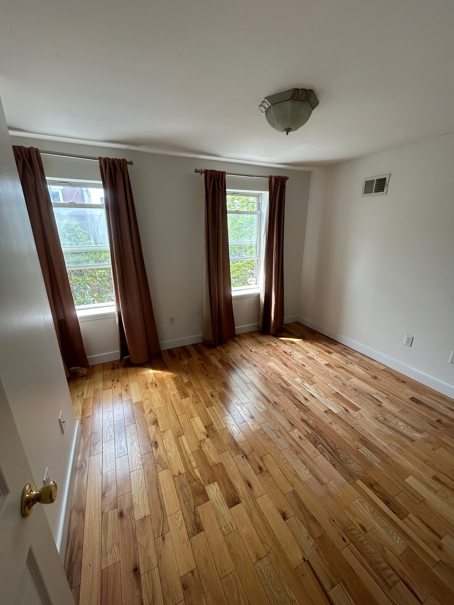 Building Photo - 2027 E Sergeant St