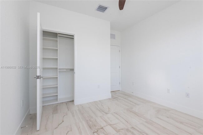 Building Photo - 230 SW 170th Ave