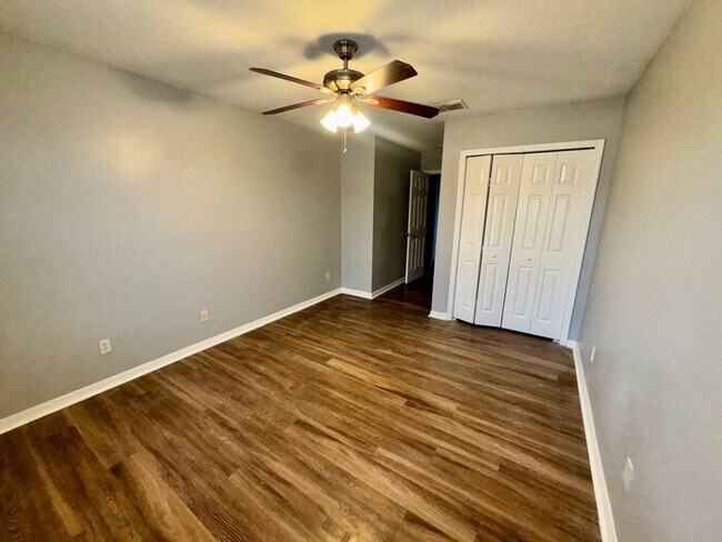 Building Photo - 3 bedroom 2.5 bath Oakcrest Townhome with Laminate and Tile flooring Throughout, and a 1 Car Garage!