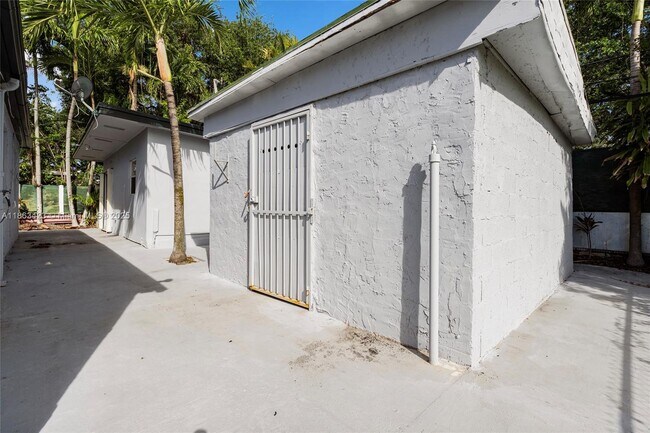 Building Photo - 5973 SW 41st St