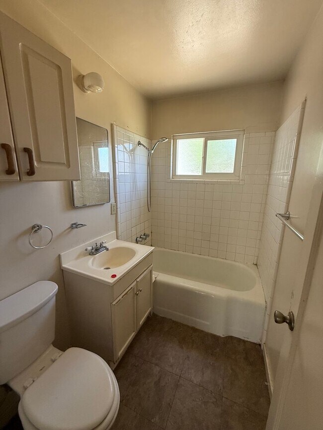 Building Photo - updated 2 bedroom duplex