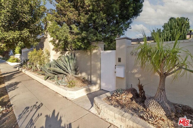 Building Photo - 920 Carrillo Dr