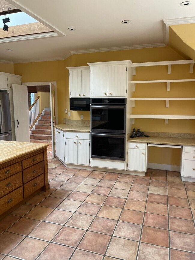 Building Photo - Spacious hilltop home, cul de sac location, fabulous views, Excellent Palo Alto Schools!