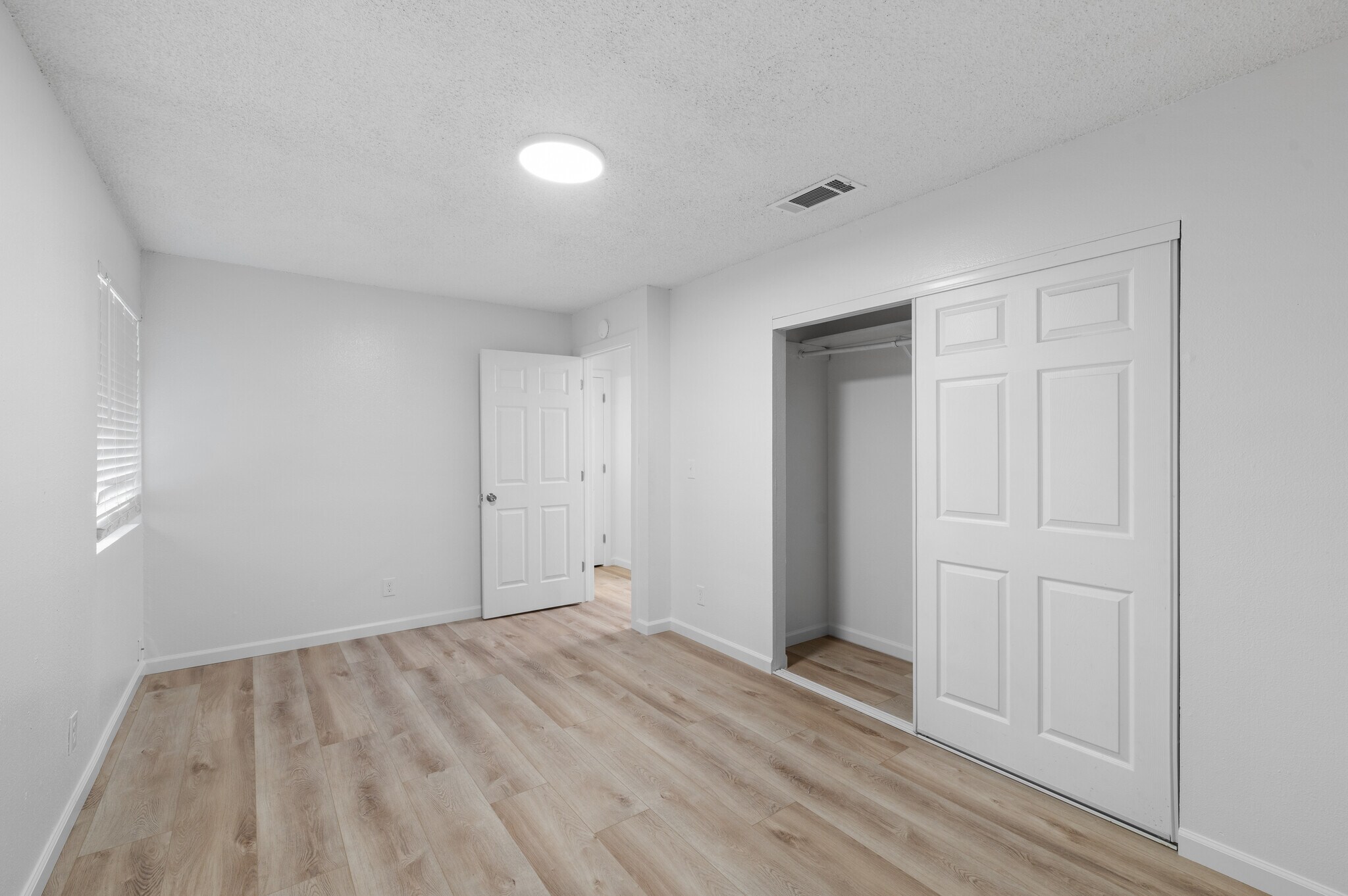 Building Photo - 2104 rosamond ave shasta lake apt 2