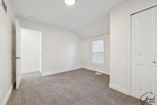 Building Photo - $1300 - Renovated 3 Bedroom