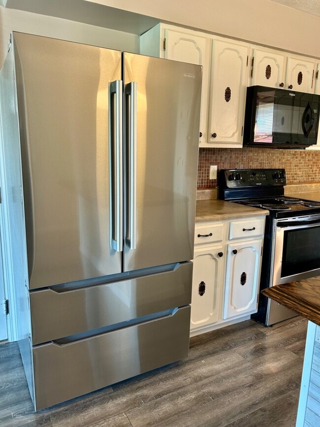 Building Photo - 825 David Ln