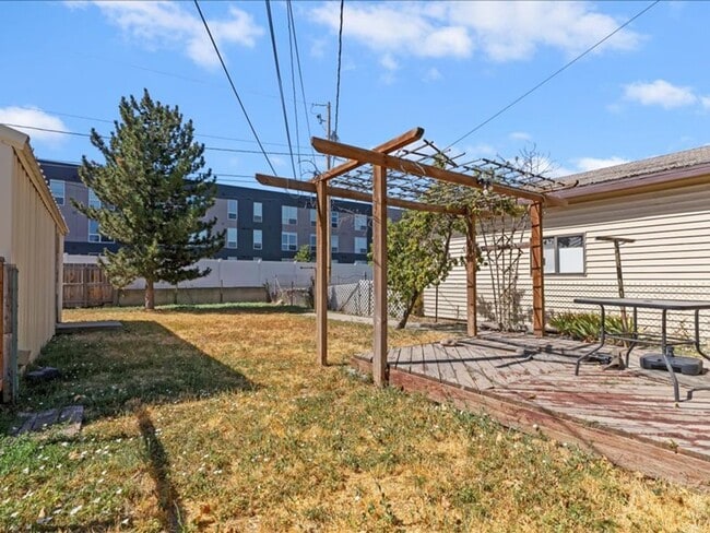 Building Photo - 1220 E Hudson Ave
