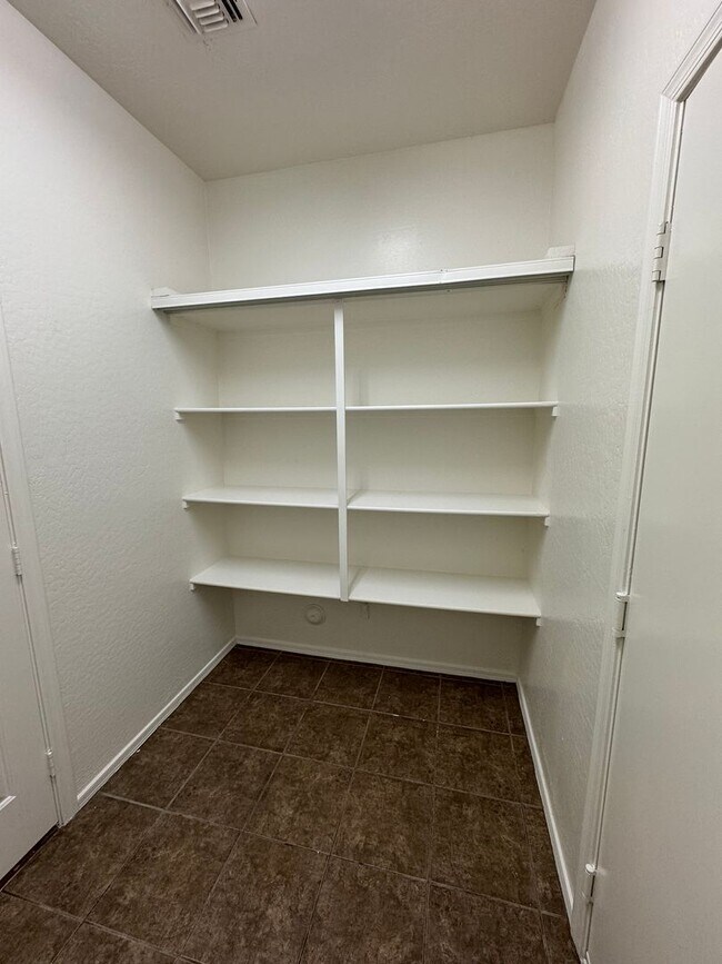 Building Photo - Large 4 bedroom house- Laveen