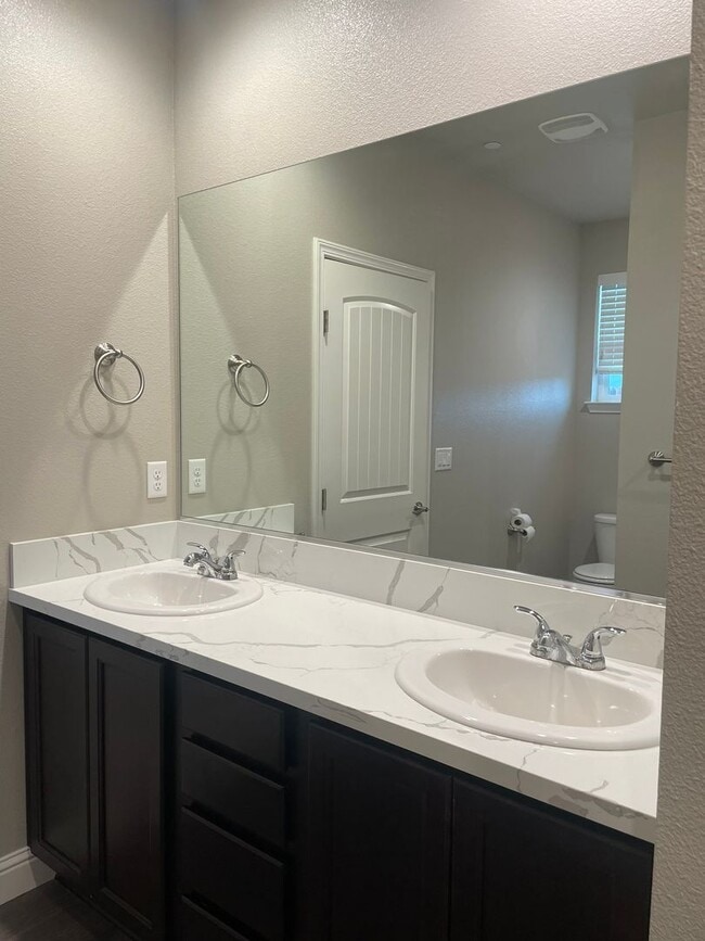 Building Photo - Holiday Move-In Special! $200 OFF 1st MONTH RENT!!