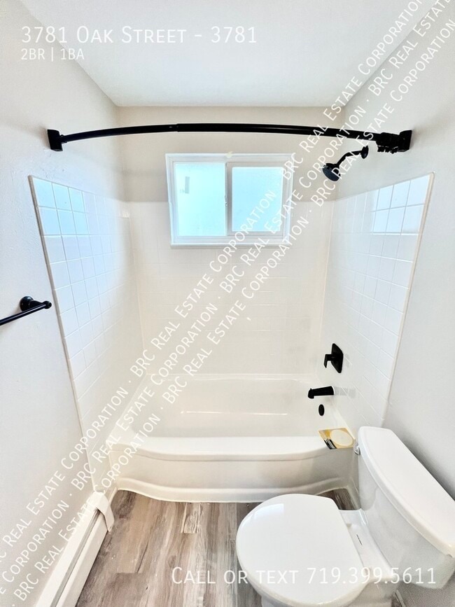 Building Photo - 3781 Oak St