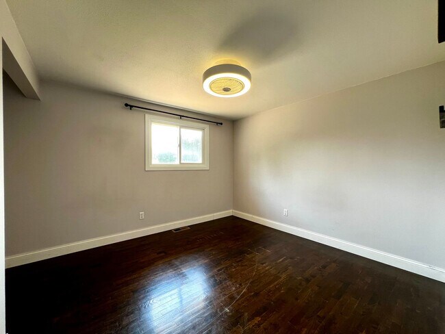 Building Photo - 3702 Parkway Ln
