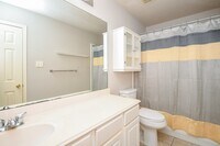 Building Photo - 707 New Pines Dr