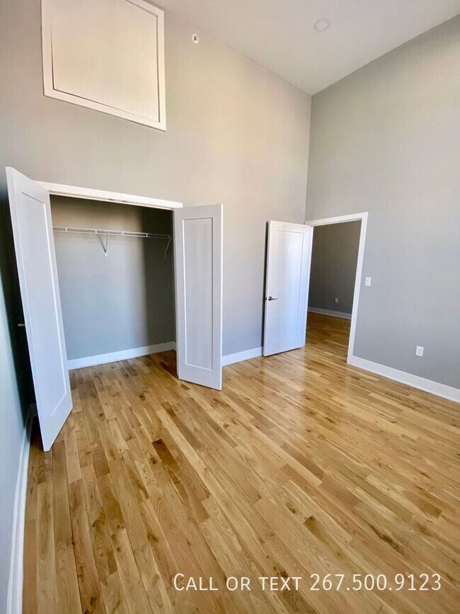 Building Photo - 1523 W Girard Ave