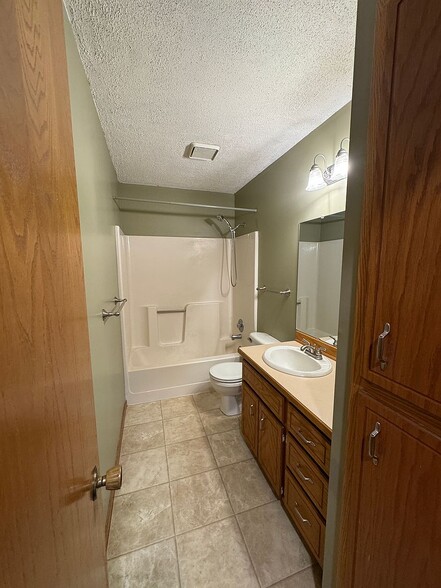 Building Photo - 6990 Redwing Ln