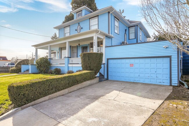 Building Photo - Fully furnished 5-bed, 3.5 bath home in hi...