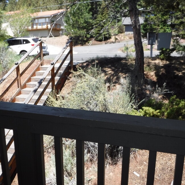Building Photo - Conveniently Located 2 Bed/1 Bath Unit on ...
