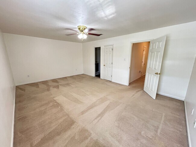 Building Photo - Spacious 2BR Town house in Houma
