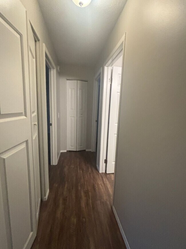 Building Photo - Spacious Dream Apartment — Right Where You Want to Be!