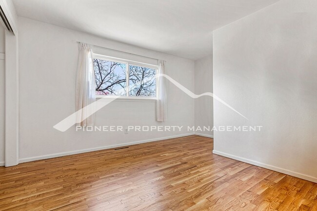 Building Photo - Beautiful Updated Home Conveniently locate...