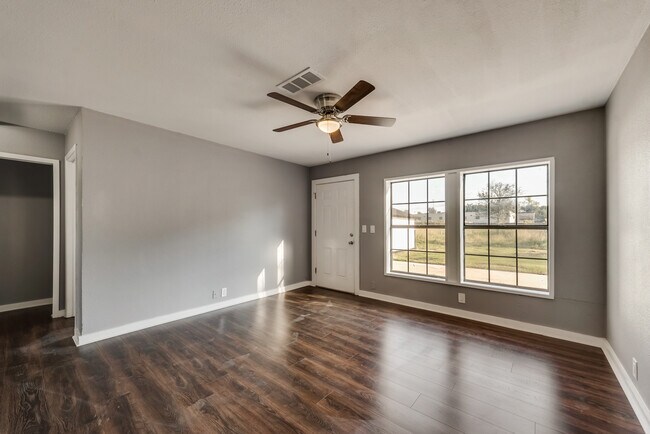 Building Photo - 111 Kelly Ln