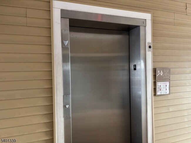 Building Photo - 542 E Celebration Way