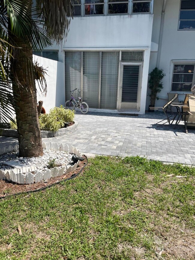 Building Photo - 143 West Ct