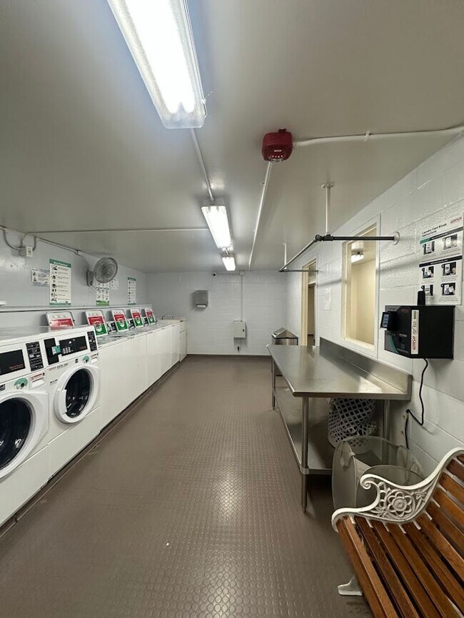 Building Photo - Harbor Square READY TO MOVE IN 1 bed, 1 bath with 1 parking, utilities included, walk to the conv...