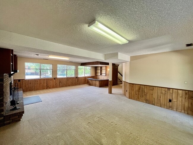 Building Photo - 4 Bedroom Bi Level Home in Rockrimmon