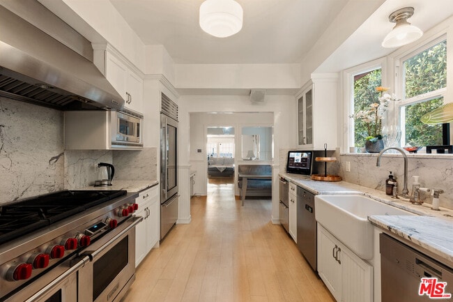 Building Photo - 501 Palisades Beach Rd