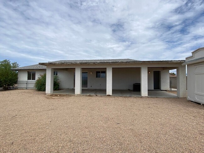 Building Photo - Great 3 Bedroom Home in Golden Valley on Pavement!