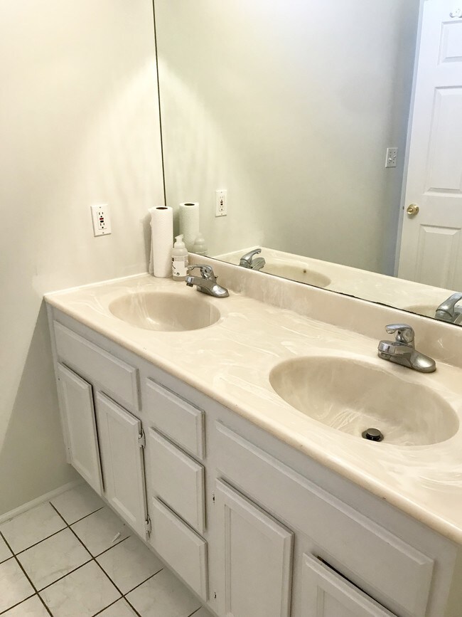 Building Photo - 910 Robinson St