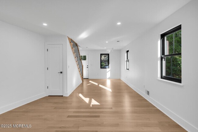 Building Photo - 514 River Rd