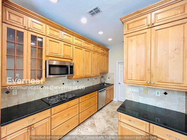 Building Photo - 6 Bed/4 Bath Home with Garage / Pet-Friendly / Available Now!