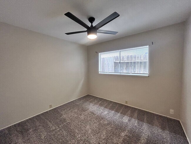 Building Photo - Three Bedroom Two Bathroom Home with Den/Home Office
