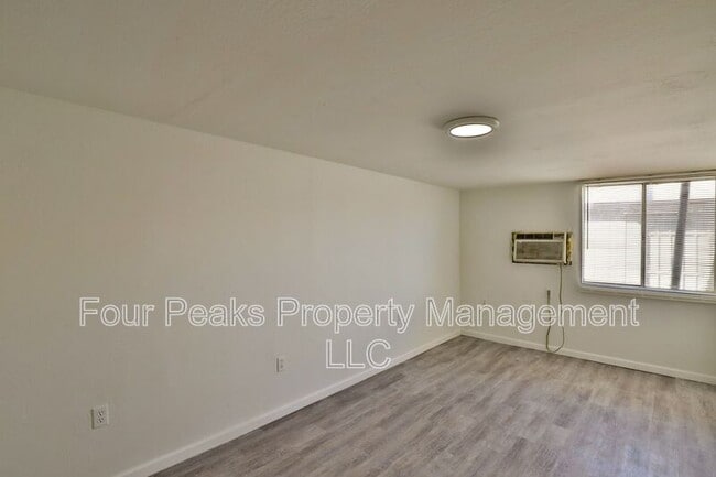 Building Photo - 102 E Hatcher Rd