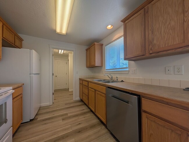 Building Photo - Nice 3 bed/1.5 bath duplex with fenced-in yard and 1 car garage