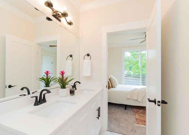 Building Photo - 2 Bedroom Townhome in Northshore Chattanooga