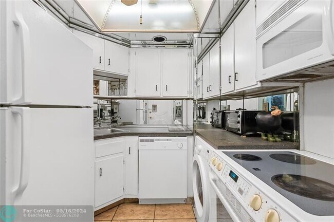 Building Photo - 4010 Galt Ocean Dr