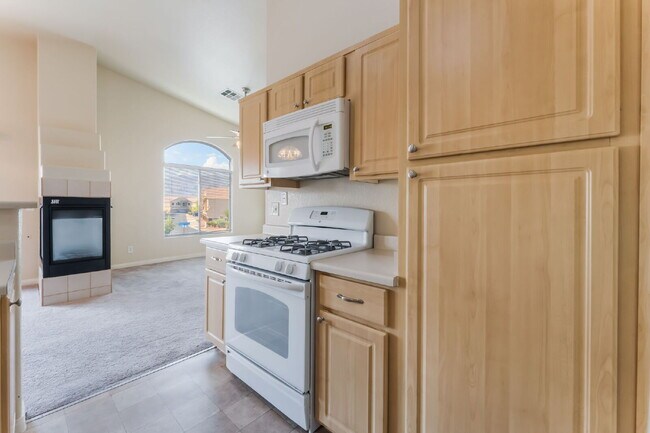 Building Photo - Gated Community Townhome 2 bedroom, 2 bathroom, 1 car garage