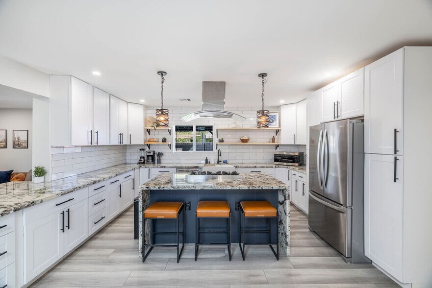 Building Photo - 636 E 6th Pl