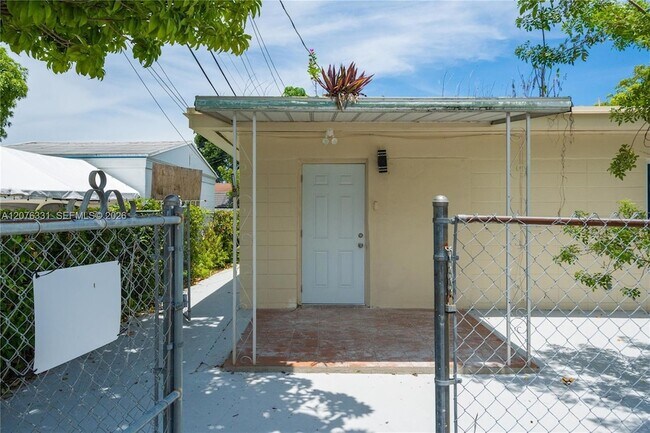 Building Photo - 1701 NW 19th Ave