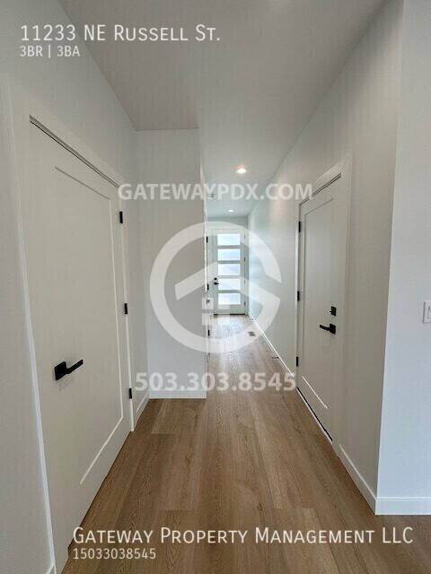 Building Photo - 11233 NE Russell St