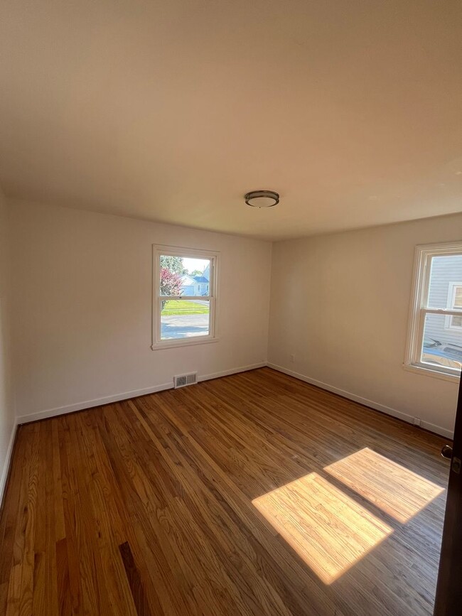 Building Photo - 3 Bed Single Family Home Available - Close to Rochester General