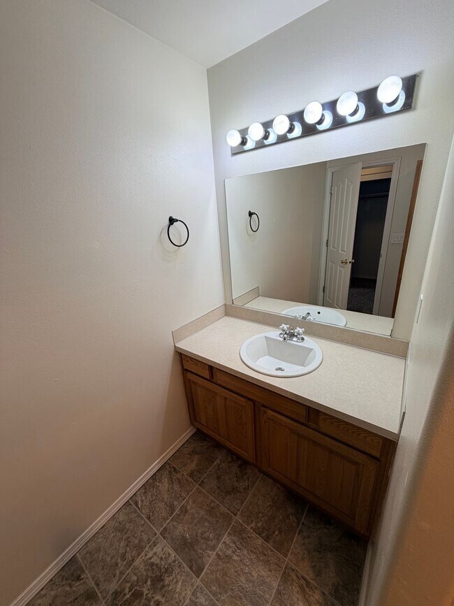 Building Photo - *Half-Off 1st Month's Rent!* Large Three Bedroom Duplex in Keizer