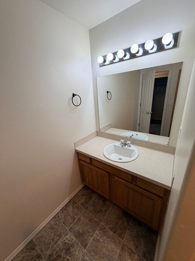 Building Photo - Large Three Bedroom Duplex in Keizer