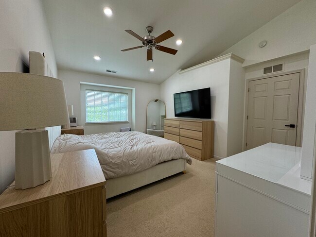 Building Photo - 5259 Twin Oaks Dr