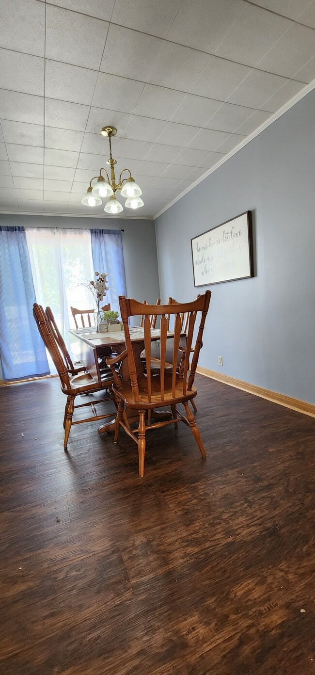 Dining Room - 817 W Commercial St